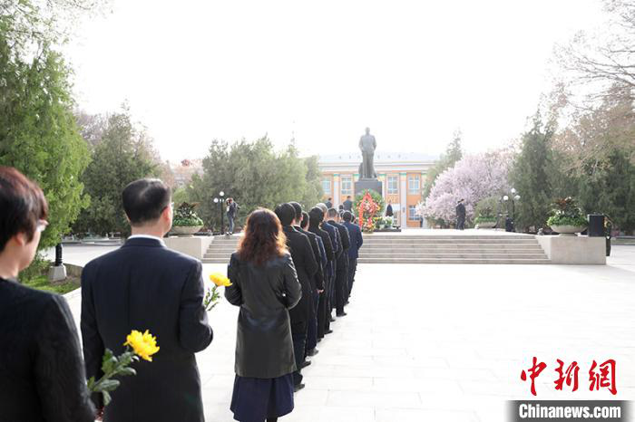 参与仪式的领导干部依次献花。 杜京京 摄