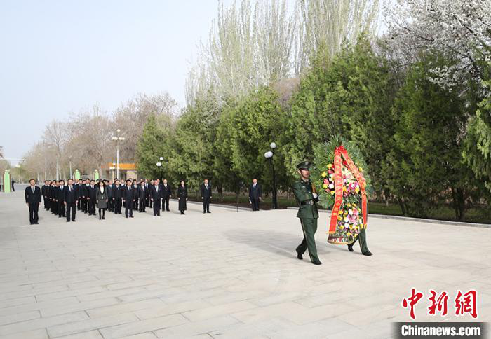 礼兵手抬花篮,缓步走向王震将军铜像前。 杜京京 摄