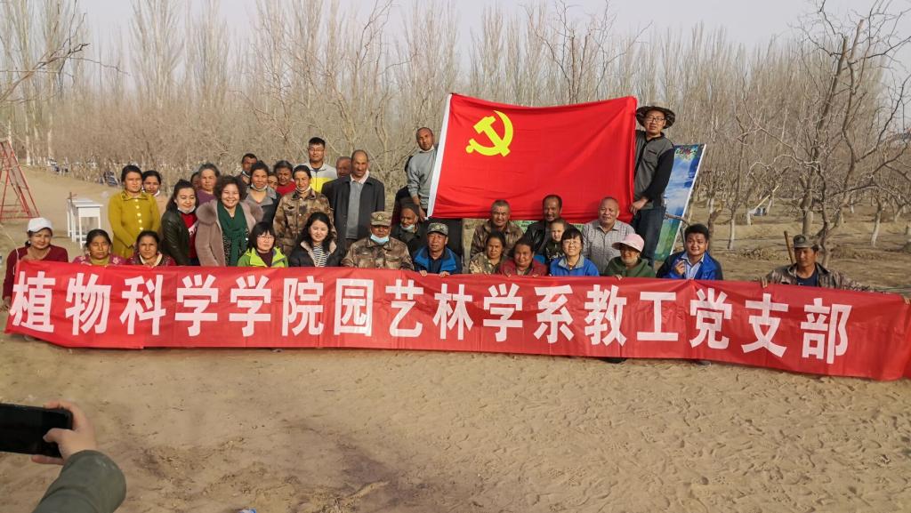3月17日,科技特派员在皮山农场九连参加完提质增效现场会后与职工合影。