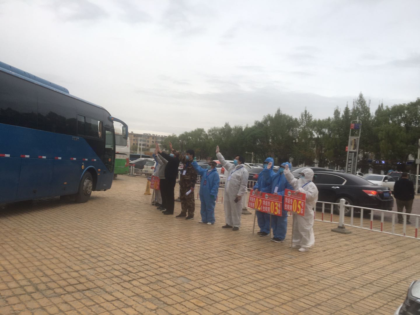 同学们坐上大巴车要返校了,给他们一个温暖的“学校见”