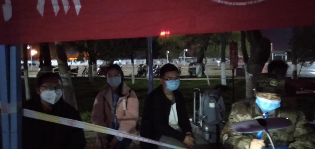 根据列车时刻表,分白、晚班24小时火车站等侯