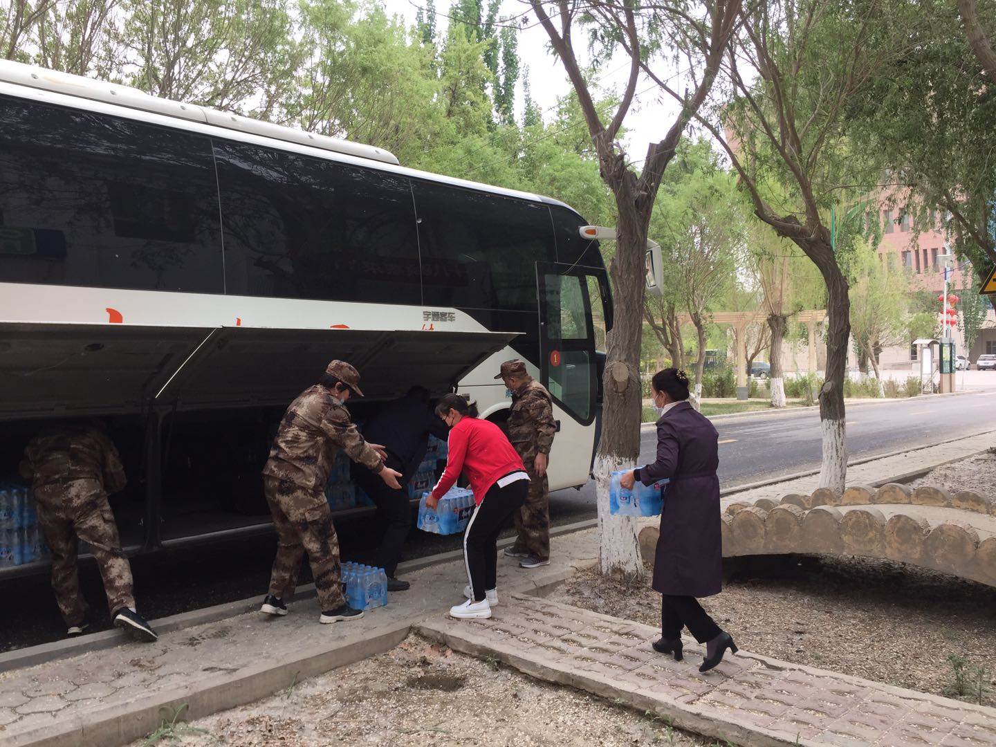 4月17日,图书馆的老师们准备物资,整装待发